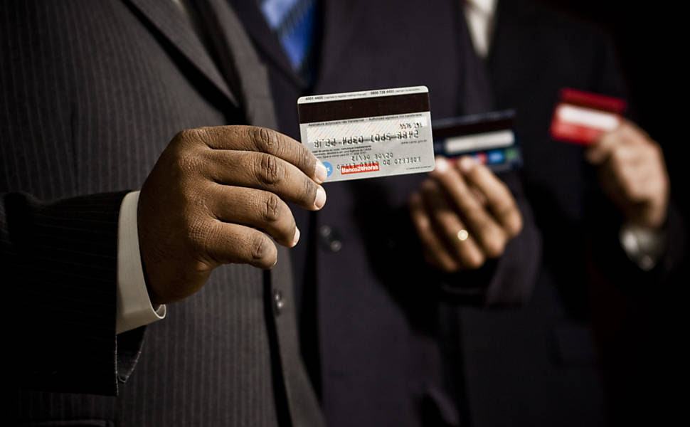 Bancos estudam acabar com rotativo do cartão de crédito