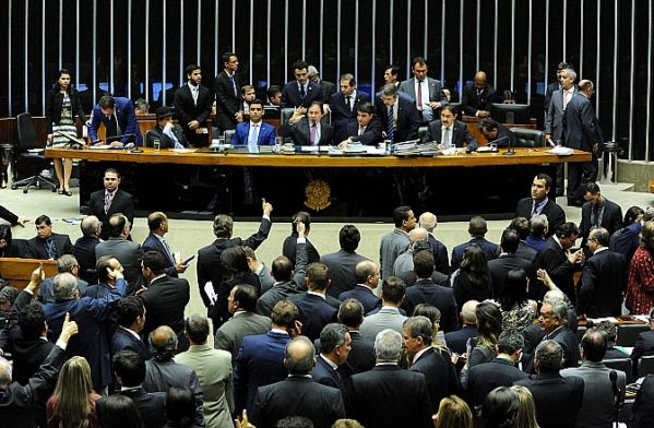 Parlamentares derrubam veto do ISS e garantem R$ 6 bi aos cofres municipais; veja o que muda